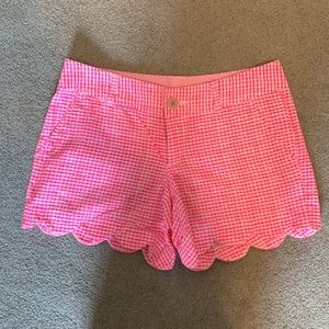 Lilly buttercup short in size 4! Hot pink and white.
